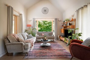 TV, video games, DVD player, books - Sunnybrook – Luxury Eco Retreat with Hot Tub Near Shaldon (Shaldon)