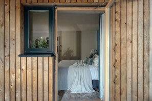 2 bedrooms, iron/ironing board, free WiFi, bed sheets - Sunnybrook – Luxury Eco Retreat with Hot Tub Near Shaldon (Shaldon)