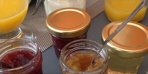 Tägliches inbegriffenes kontinentales Frühstück
