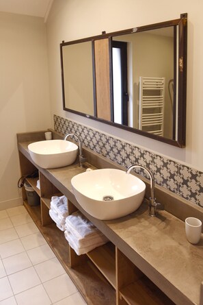 Doppelzimmer | Badezimmer | Dusche, kostenlose Toilettenartikel, Haartrockner, Handtücher