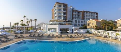 Kolam renang outdoor, dengan payung kolam renang dan kursi berjemur