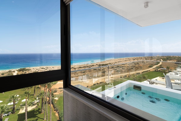 Minibar, in-room safe, soundproofing, free WiFi