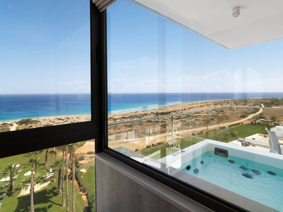 Minibar, in-room safe, soundproofing, free WiFi