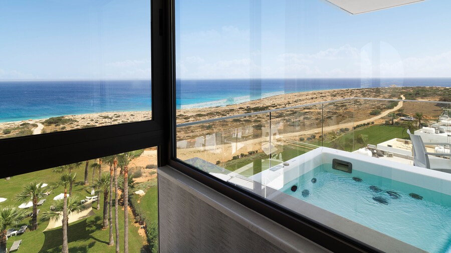 Leonardo Crystal Cove & Spa by the sea - Adults Only