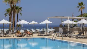 Piscine extérieure, parasols de plage, chaises longues