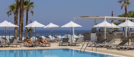 Piscine extérieure, parasols de plage, chaises longues