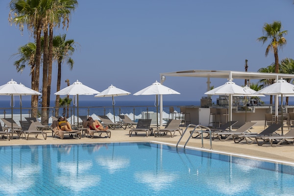 Outdoor pool, pool umbrellas, sun loungers