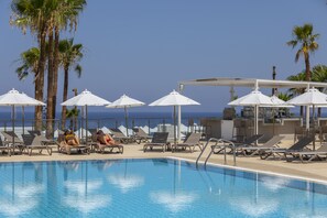 室外泳池；泳池傘、躺椅