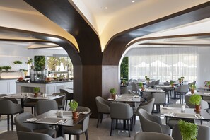 2 restoran dengan sajian masakan Italia