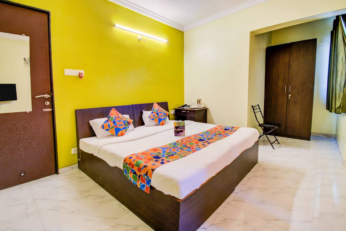 Desk, rollaway beds, free WiFi