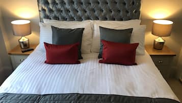 Căn hộ Superior, 2 phòng ngủ, không hút thuốc, quang cảnh sân vườn | Bộ trải giường bằng vải cotton Ai Cập, bộ đồ giường cao cấp, bàn