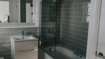 Exclusive Apartment, 2 Bedrooms, Accessible, Non Smoking | Bathroom | Shower, free toiletries, hair dryer, towels