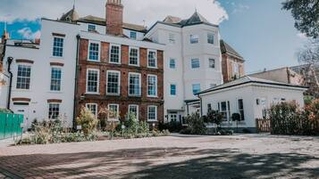 Mặt tiền nơi lưu trú