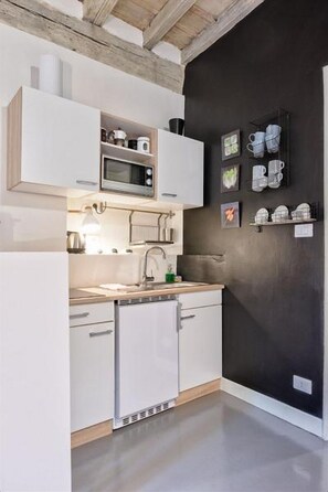 Appartement, 1 slaapkamer | Privékeuken | Een koelkast, een magnetron, een kookplaat, een waterkoker