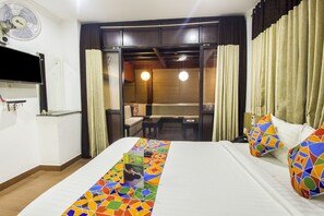Desk, rollaway beds, free WiFi