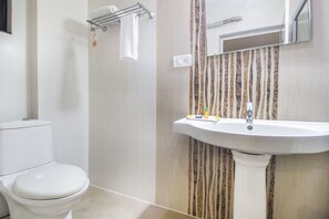 Shower, rainfall showerhead, free toiletries, towels
