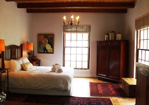 Chambre Double Confort, 1 grand lit, salle de bains attenante, vue montagne | Coin séjour | Livres