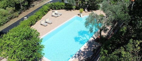Piscine extérieure en saison