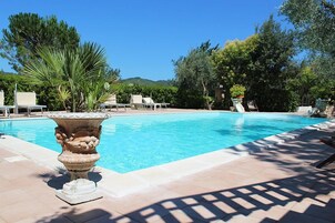Una piscina al aire libre de temporada