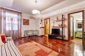 Appartement, 2 chambres | Coin séjour | Télévision