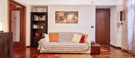 Appartement, 2 chambres | Aire de séjour | Téléviseur
