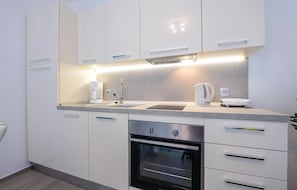 Fridge, stovetop, dishwasher, coffee/tea maker