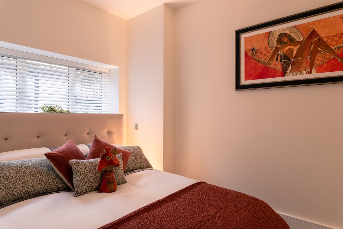 Fresh Escapes - Exeter City Centre Apartment, Cathedral View Sleeps 2