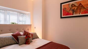 Fresh Escapes - Exeter City Centre Apartment, Cathedral View Sleeps 2