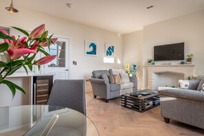 Smart TV, fireplace, stereo