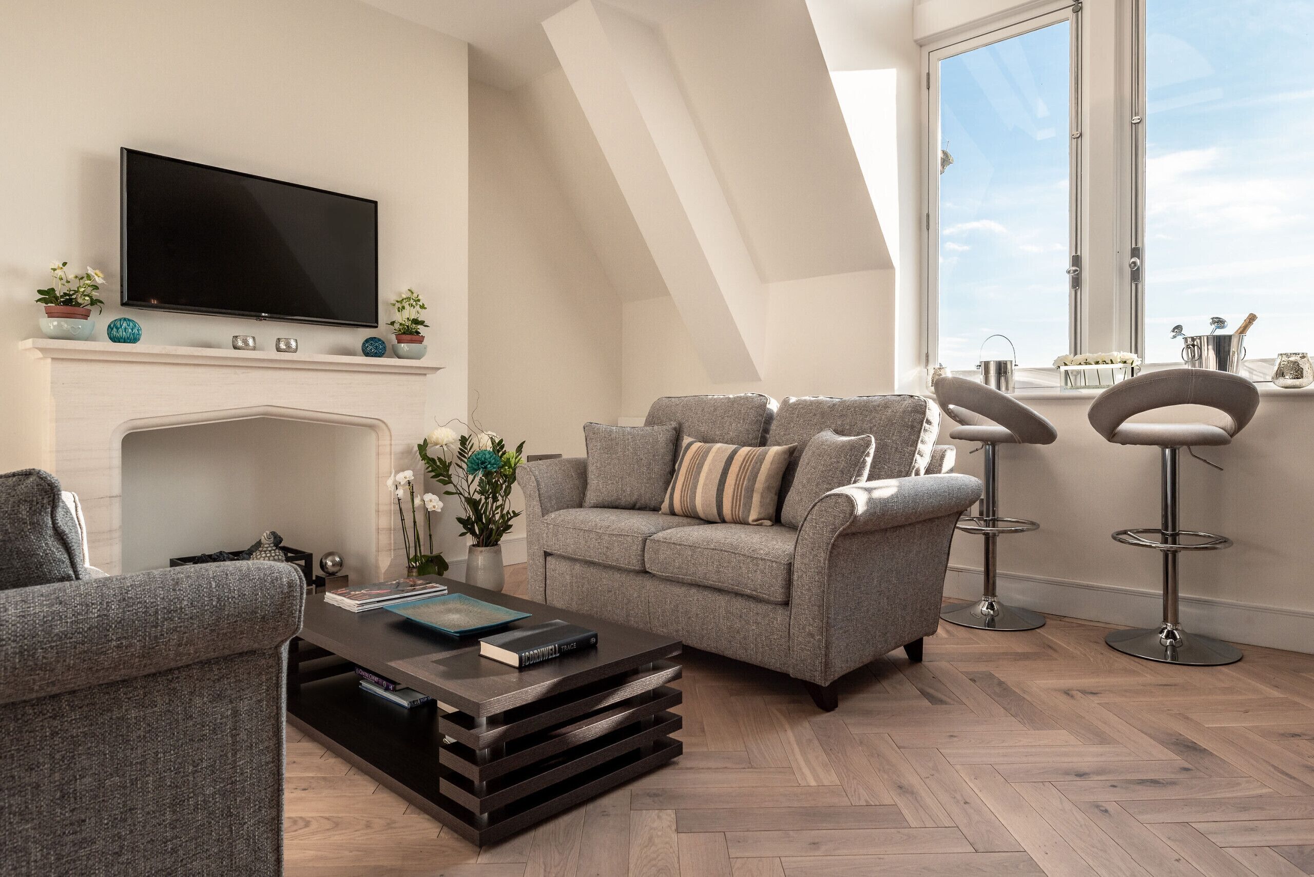 Televisie, een open haard en een stereo