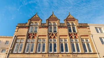 Fresh Escapes - Exeter City Centre Apartment, Cathedral View Sleeps 2