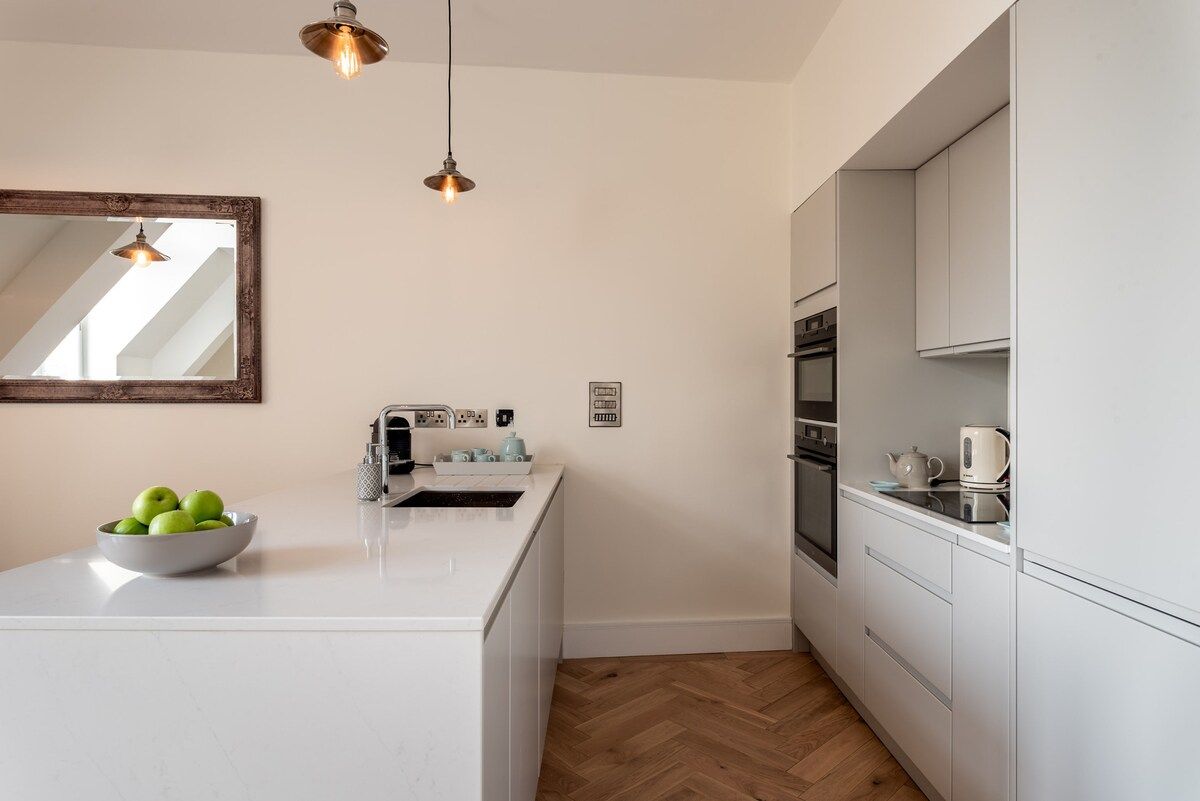 Fresh Escapes - Exeter City Centre Apartment, Cathedral View Sleeps 2 Kitchen