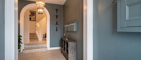 Fresh Escapes - Exeter City Centre Apartment, Cathedral View Sleeps 2