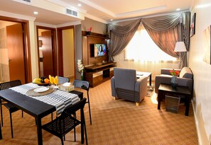 Departamento familiar, 2 habitaciones | Sala de estar | Televisión LED de 40 pulgadas con canales vía satélite y televisión 