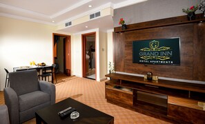 Apartamento família, 2 quartos | Sala de estar | TV LED 40 polegadas com canais via satélite, TV