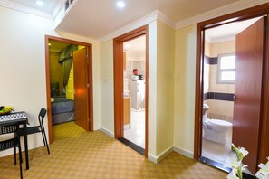 Escritorio, insonorización y tabla de planchar con plancha 