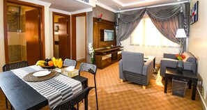 40-inch LED TV with satellite channels, TV - GrandInn Hotel Apartments (Mahboula)