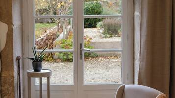 Junior-suite - udsigt til have (Saint Pierre) | Egyptiske bomuldslagner, premium-sengetøj