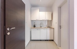 Frigorifero, piano cottura, macchina per tè/caffè