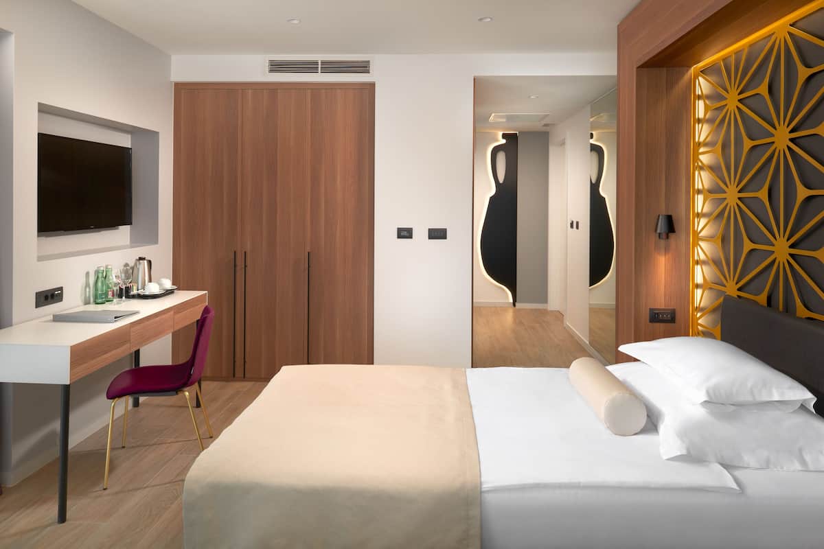1 chambre, minibar, coffres-forts dans les chambres, bureau
