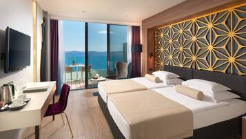 Chambre Supérieure Double ou avec lits jumeaux, vue mer | Minibar, coffres-forts dans les chambres, bureau, rideaux occultants