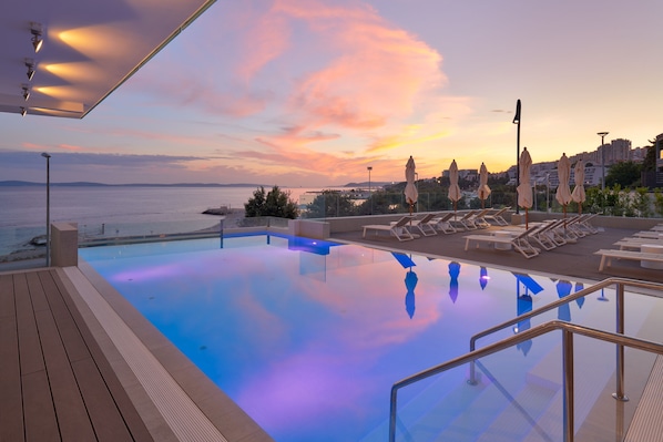Piscina interna, piscina externa, guarda-sóis, espreguiçadeiras