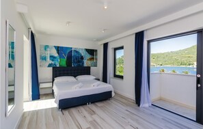 4 bedrooms, in-room safe, travel cot, free WiFi
