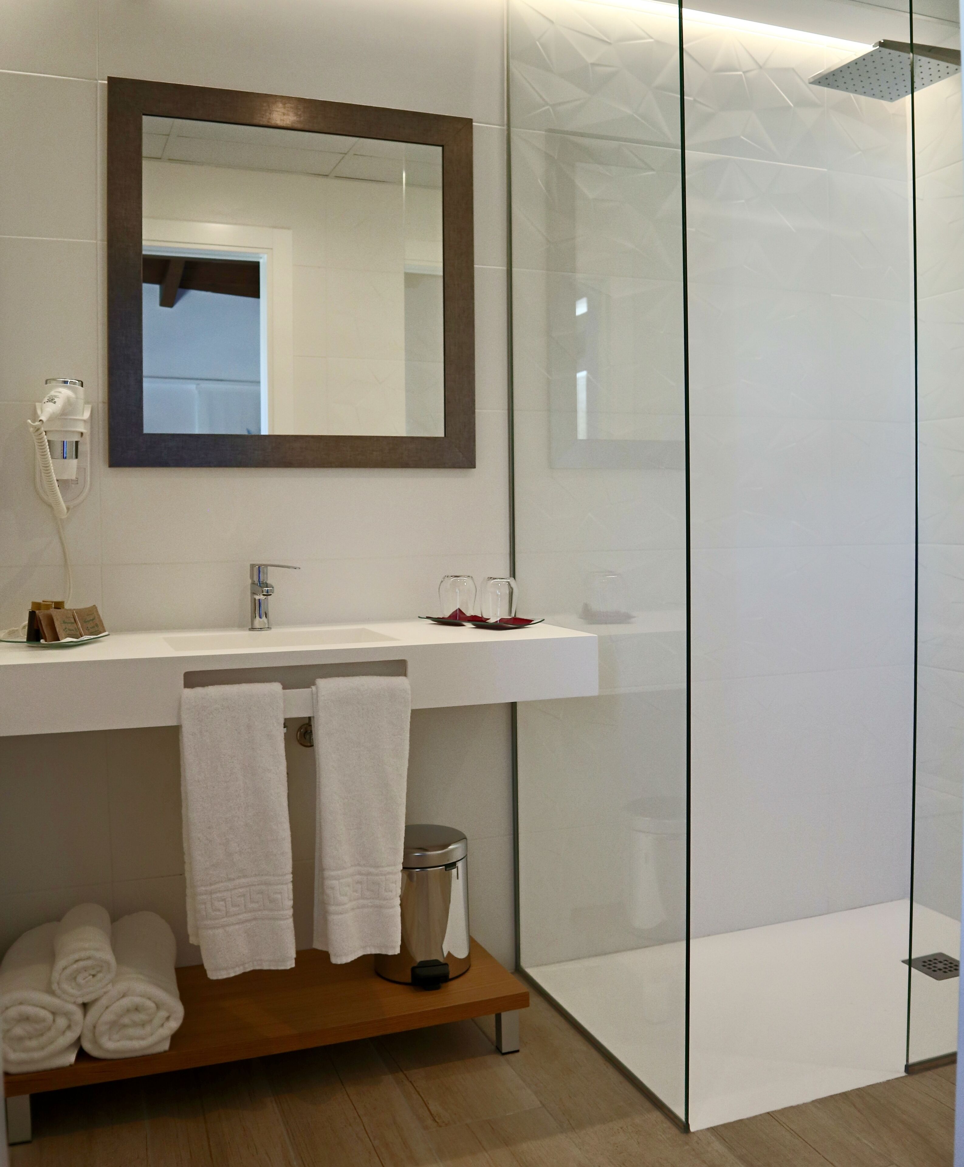 standard double room | bathroom | shower, rainfall showerhead, free toiletries, hair dryer