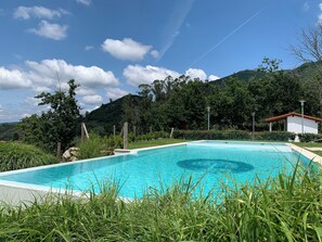 季節性室外游泳池,開放時間為 10:00 至 20:00,提供日光浴躺椅