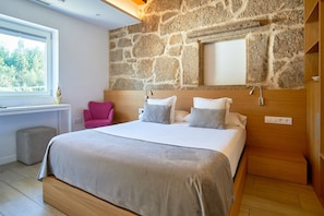 Premium bedding, memory-foam beds, minibar, in-room safe - Hotel Nande (As Neves)