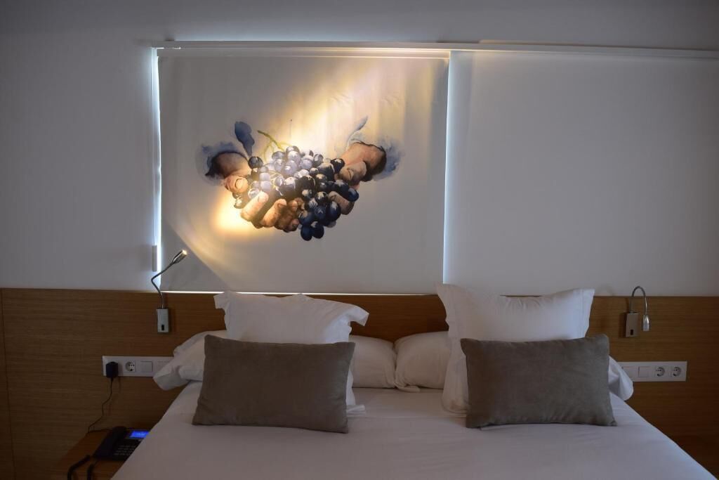 1 bedroom, premium bedding, memory-foam beds, minibar