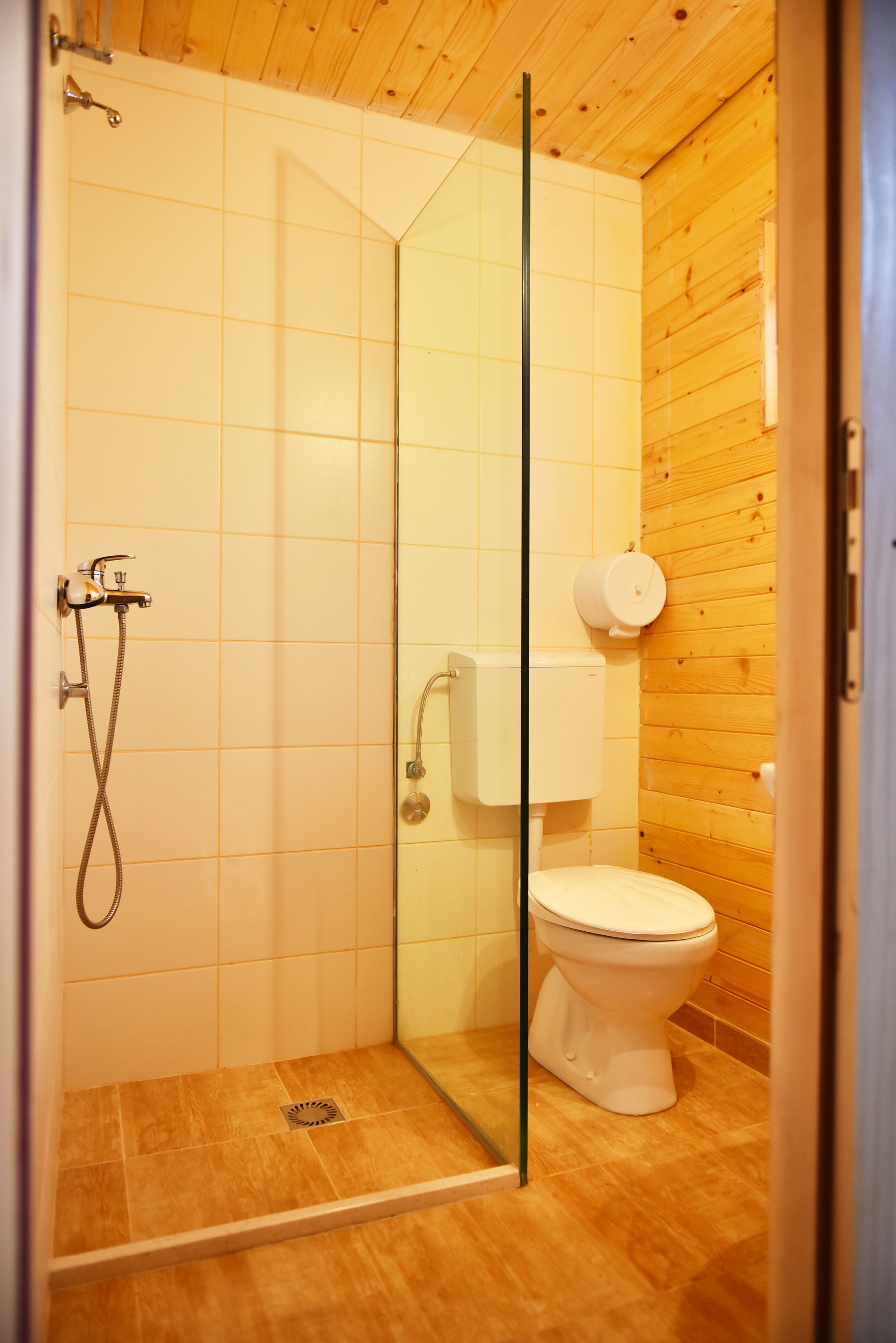 Dusj, toalettartikler (inkludert), hårføner og håndklær