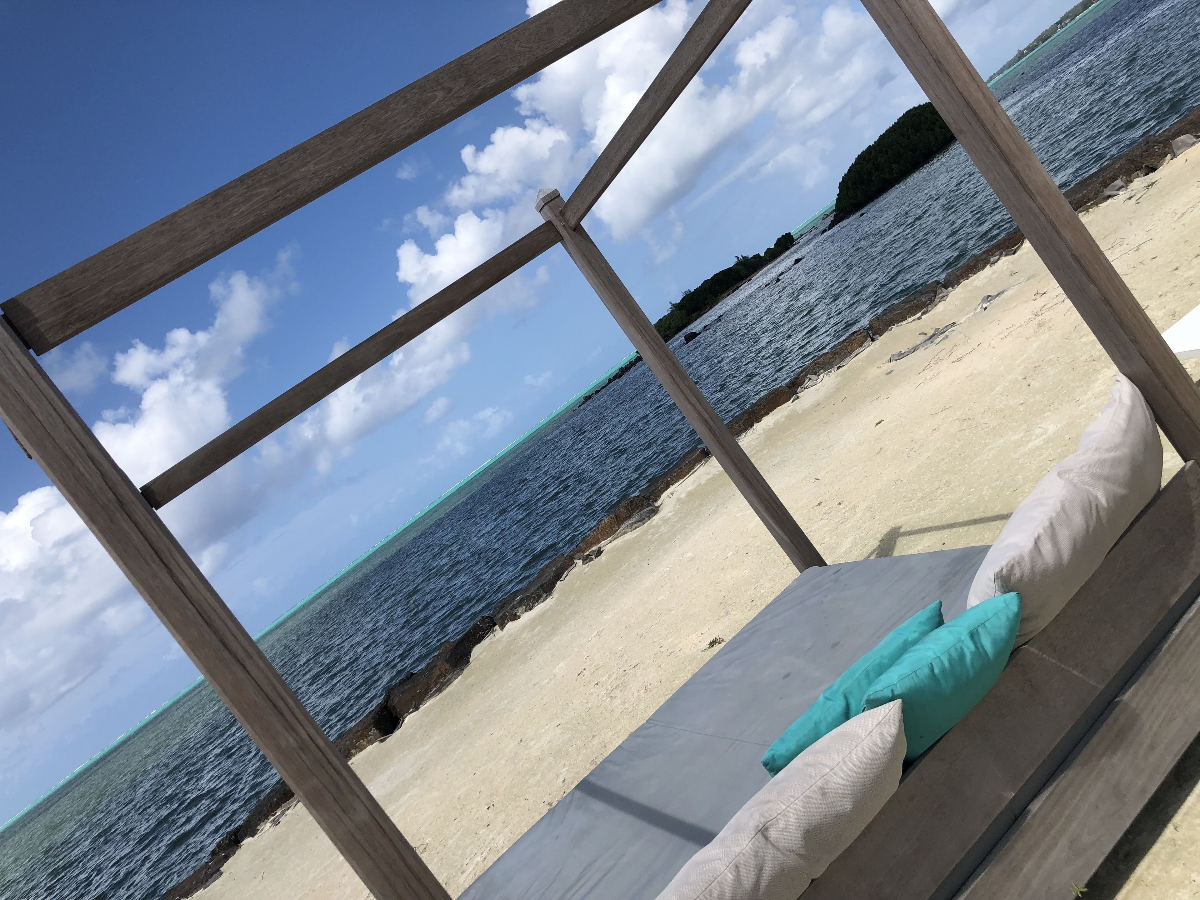 Di pantai, kursi berjemur, payung pantai, dan mendayung