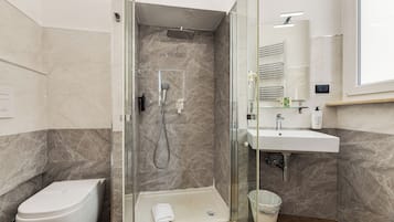 Chambre Simple Supérieure, 1 grand lit 1 place, non-fumeurs, vue ville (Small) | Salle de bain | Douche, douche à « effet pluie », articles de toilette de luxe